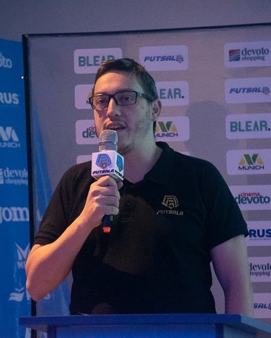 Alex Cellillo hablando en una presentación